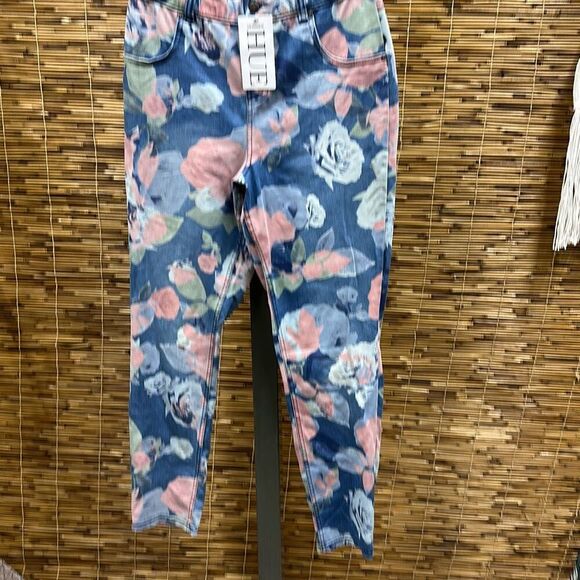 HUE Pants - Hue Roses Denim Skimmer Leggings - Multi‎ Size S